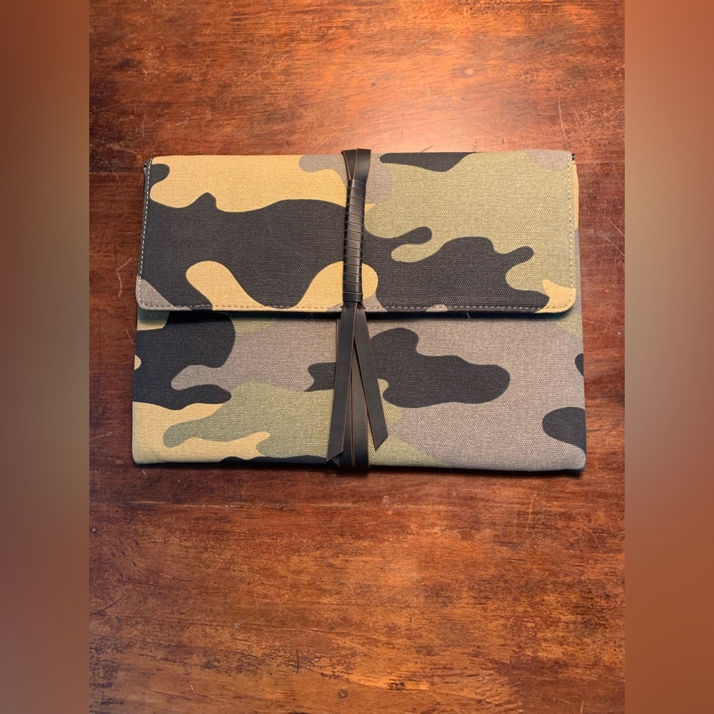 Stella & Dot Camouflage Clutch purse